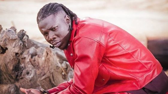 Stonebwoy pulls gun