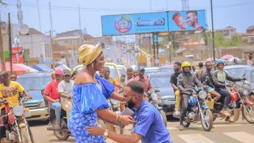 Man proposes to girlfriend in the middle of the road in Ibadan (Video)