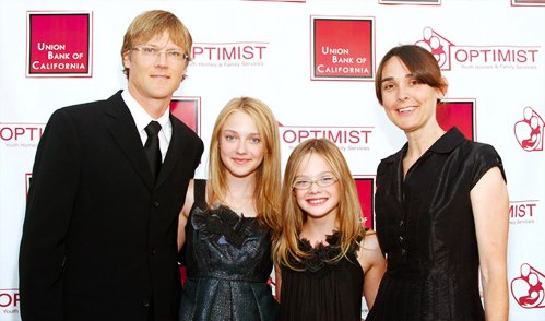 All about Dakota Fanning Parents: Age, ethnicity & other facts about ...