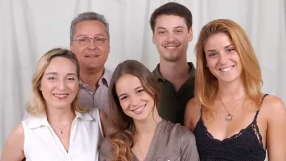 Alba Baptista wither her mother Elsa, her father Luiz and her siblings Renato and Ana Luisa( Source : newsunzip )